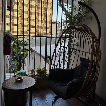 Baan Glang Soi Bed & Breakfast Bangkok Bagian luar foto