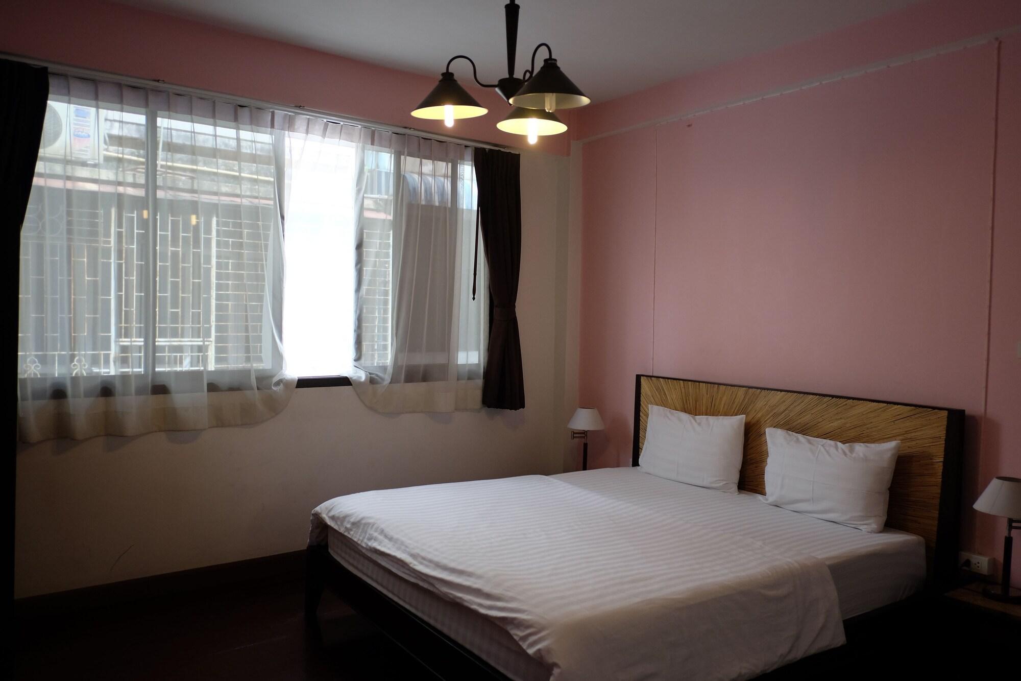 Baan Glang Soi Bed & Breakfast Bangkok Bagian luar foto