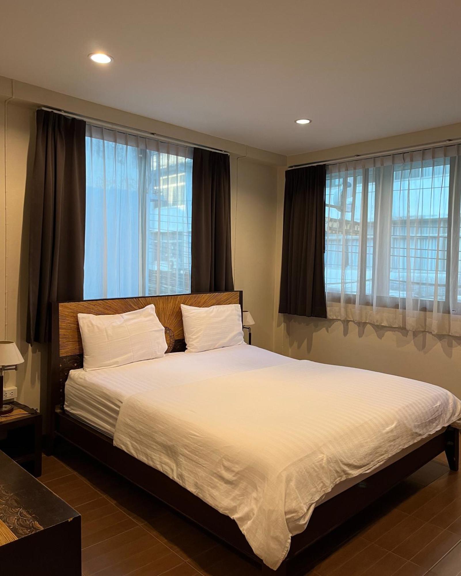 Baan Glang Soi Bed & Breakfast Bangkok Bagian luar foto