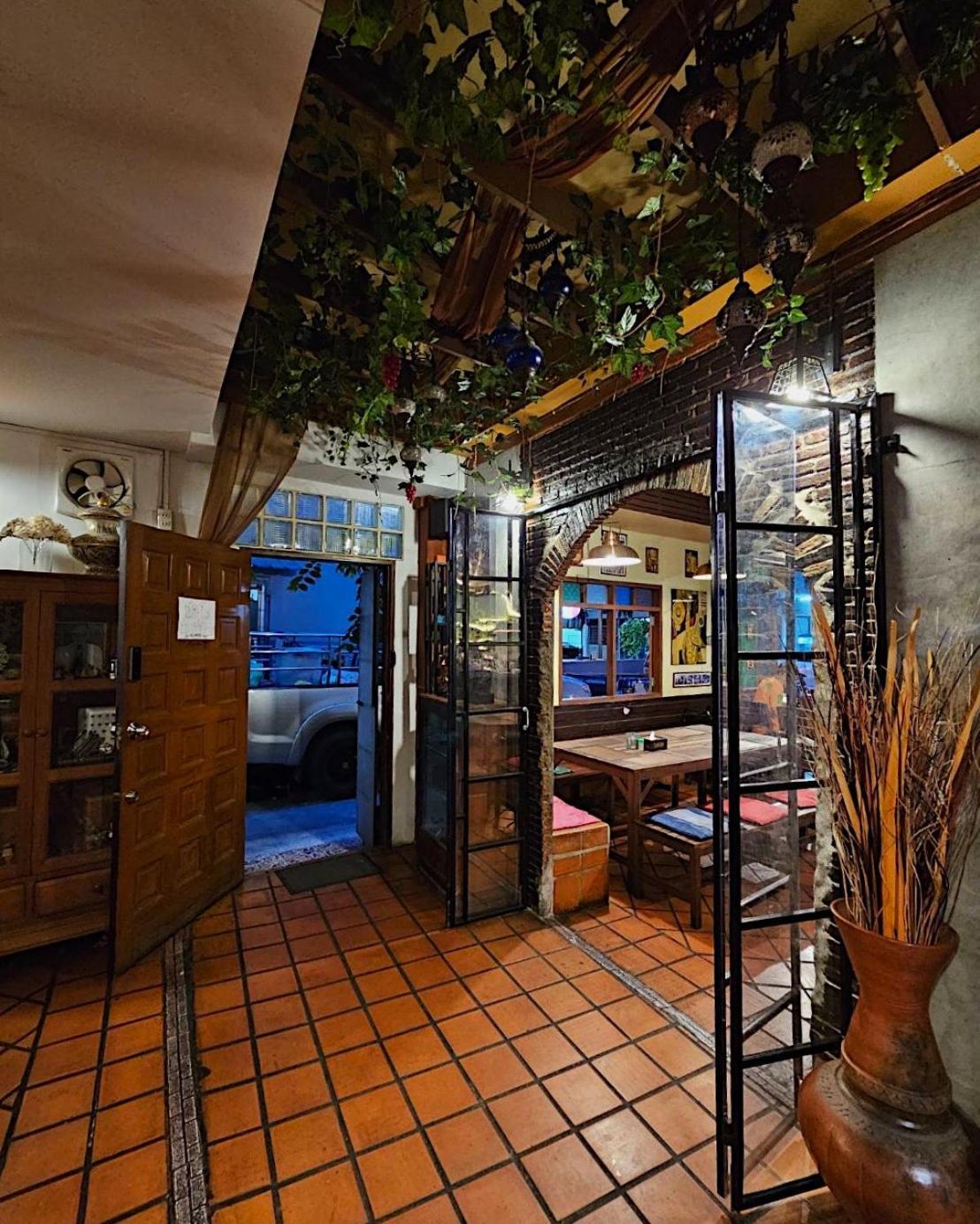 Baan Glang Soi Bed & Breakfast Bangkok Bagian luar foto