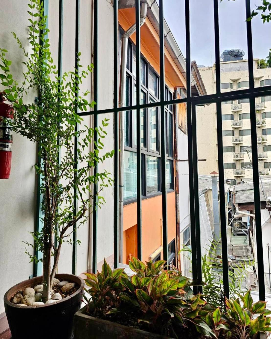 Baan Glang Soi Bed & Breakfast Bangkok Bagian luar foto