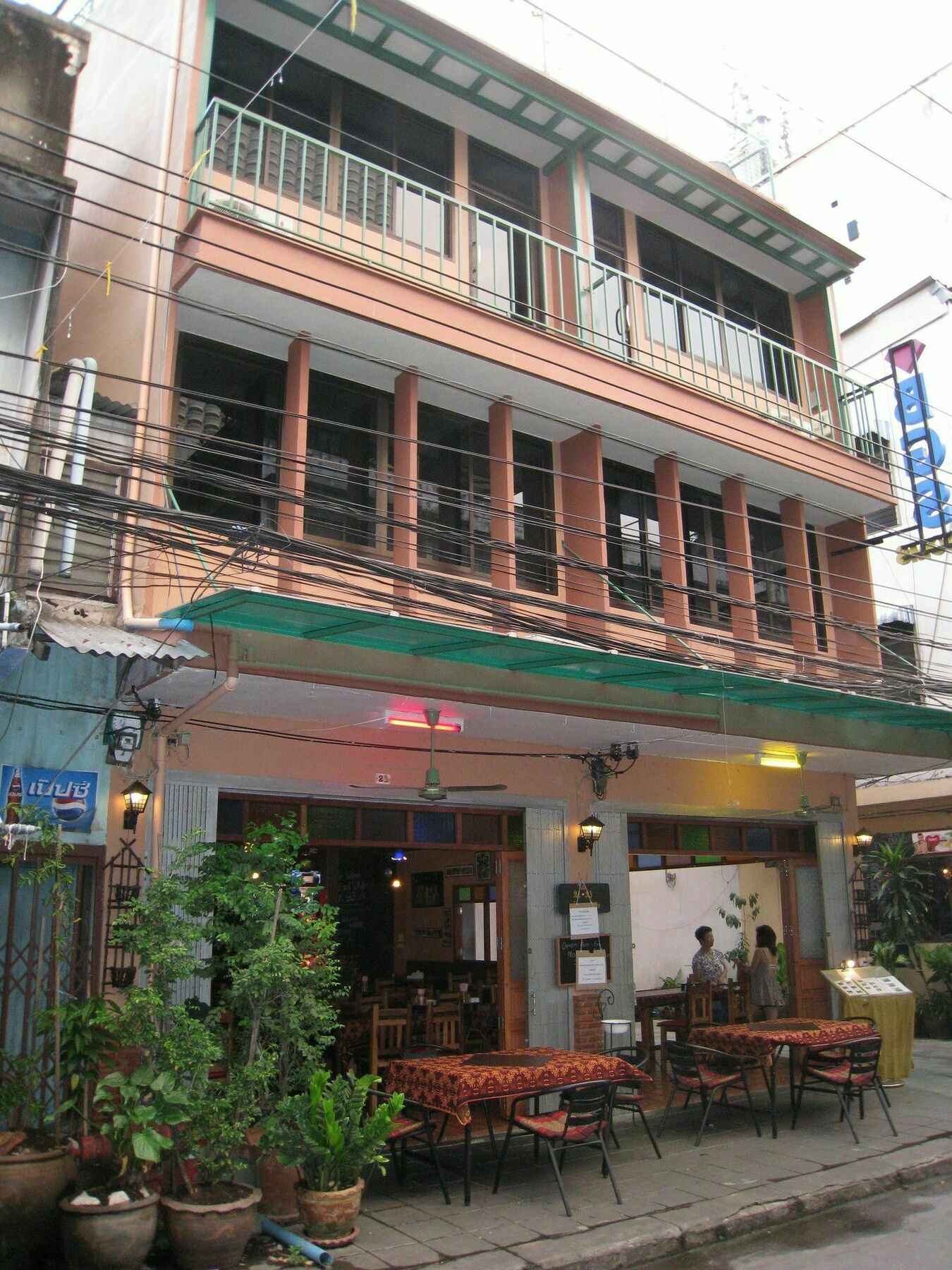 Baan Glang Soi Bed & Breakfast Bangkok Bagian luar foto