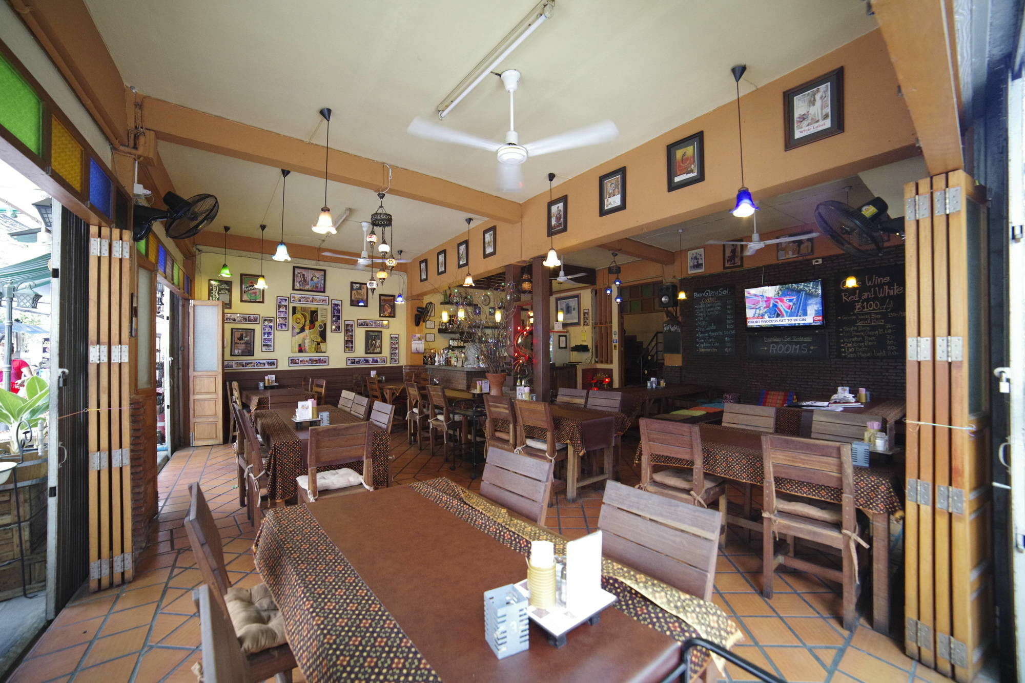 Baan Glang Soi Bed & Breakfast Bangkok Bagian luar foto