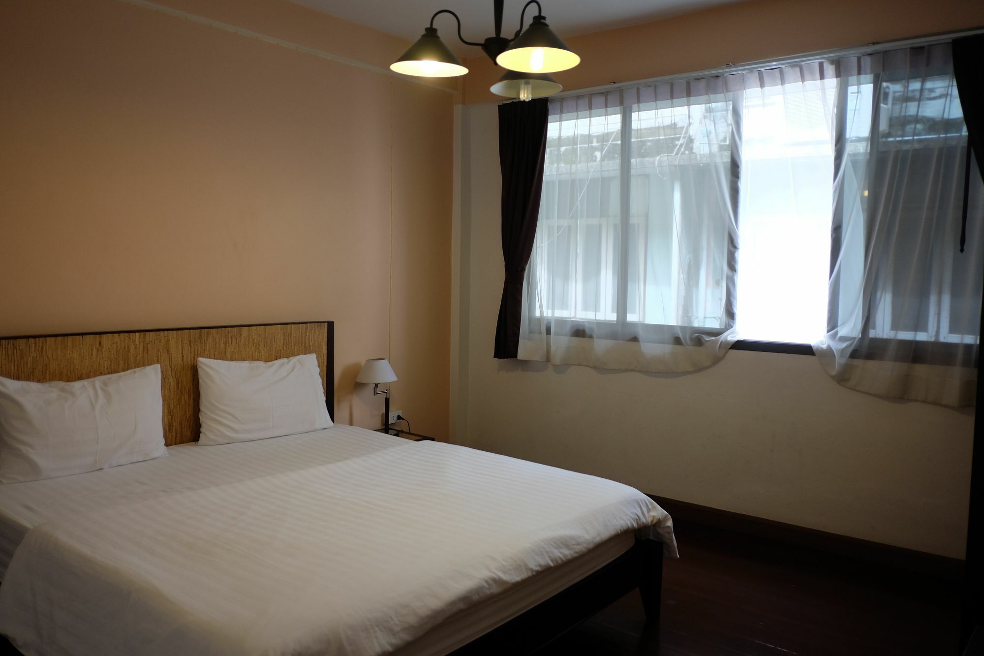 Baan Glang Soi Bed & Breakfast Bangkok Bagian luar foto